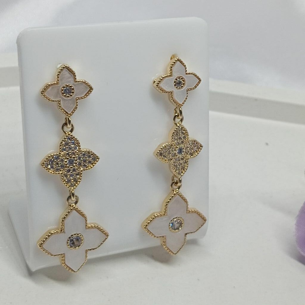 Brinco Madre Perola e Cravejado Folh. A Ouro Inspiração Van Cleef