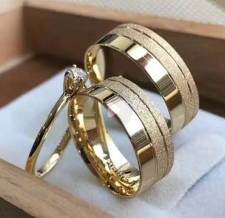Par de Aliança Tungstênio 8mm 2 Frisos Diamantados Banhado a Ouro 18k + Solitário