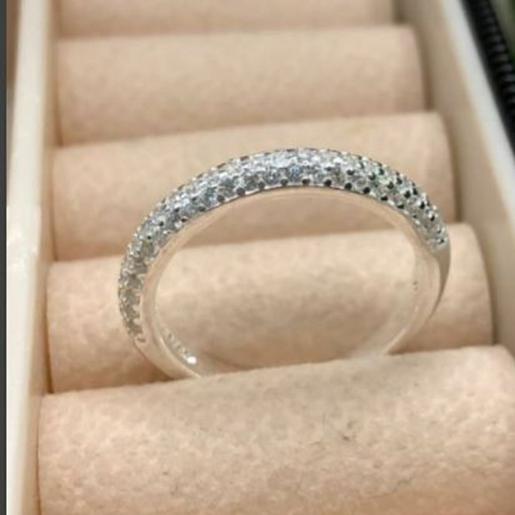 Anel Cravejado com Pedras Zircônias meia Aliança