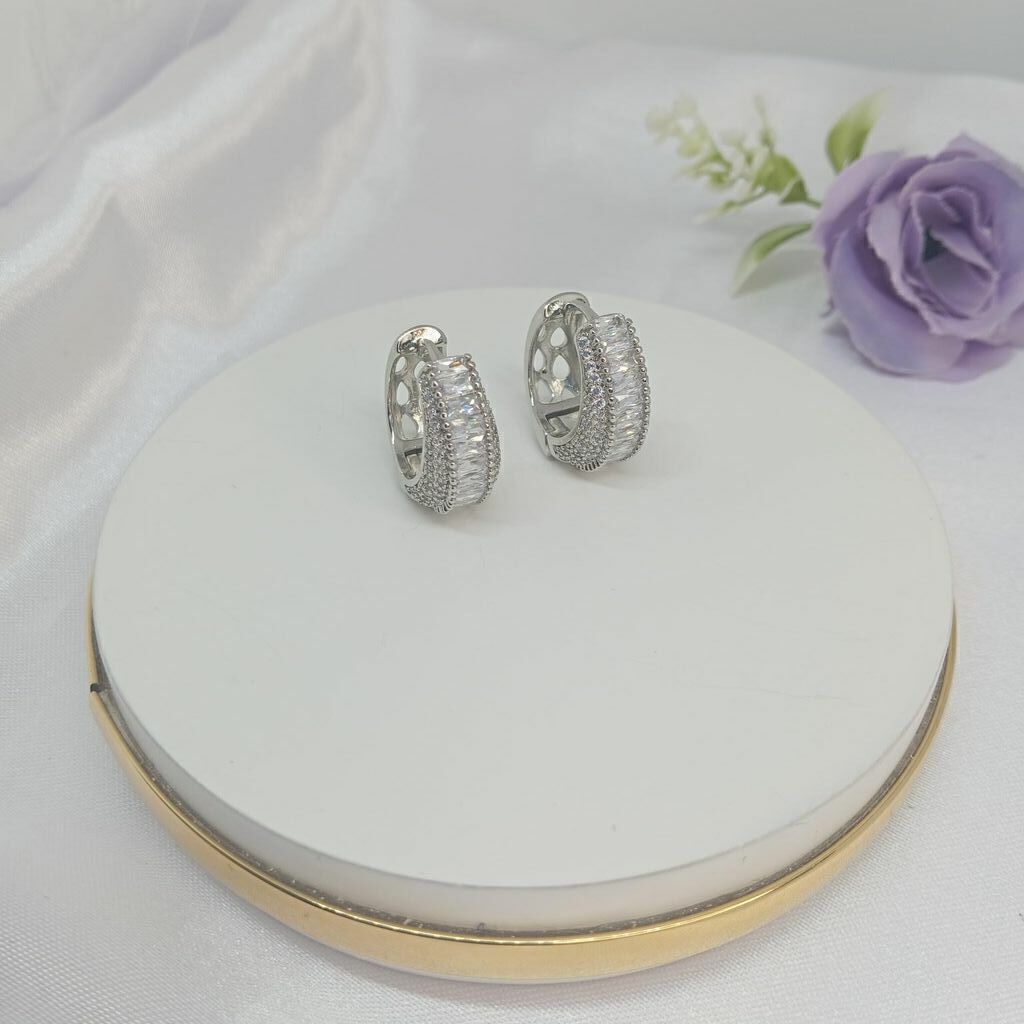 Brinco Argola com click Zircônias Banhado a Ródio