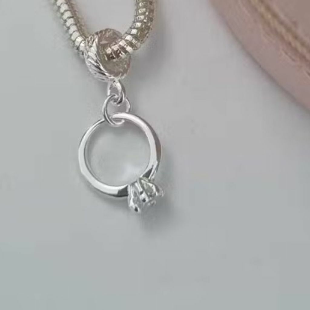 Berloque Anel Solitário ou Noivado com Zircônia Branca Banho Prata