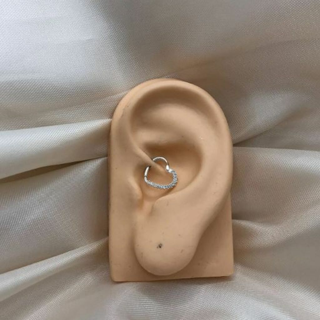 Piercing Furo Coração Cravejado Lado Modelos Direito Esquerdo