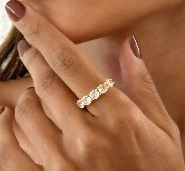 Anel Aparador 5 Pontas, Folheado a Ouro 18k, Prata 925 e Diamante Cristal