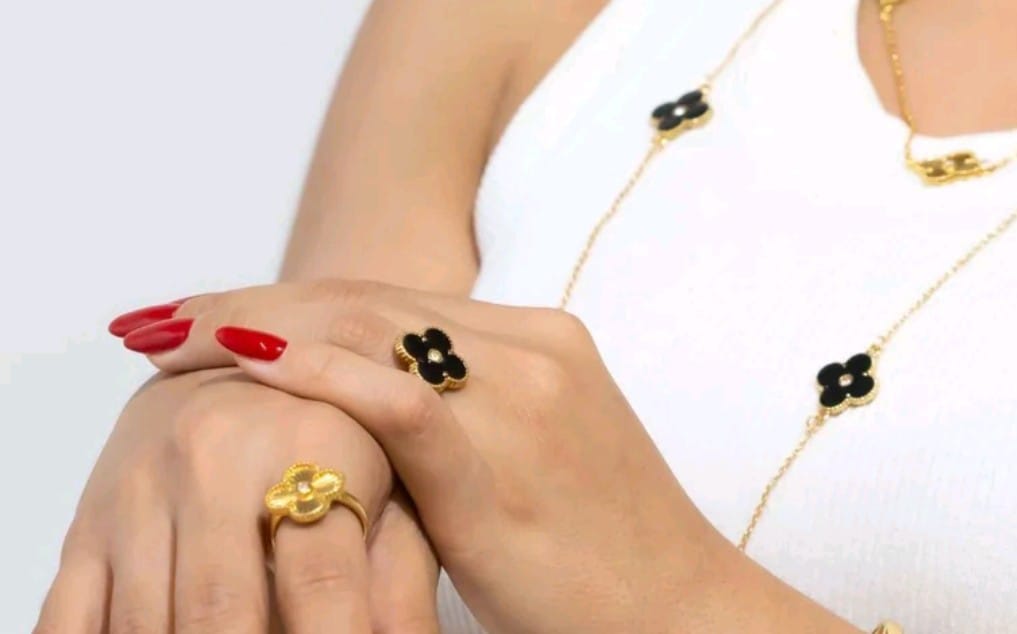 Anel Trevo Preto Banhado a Ouro com Strass Inspiração VG