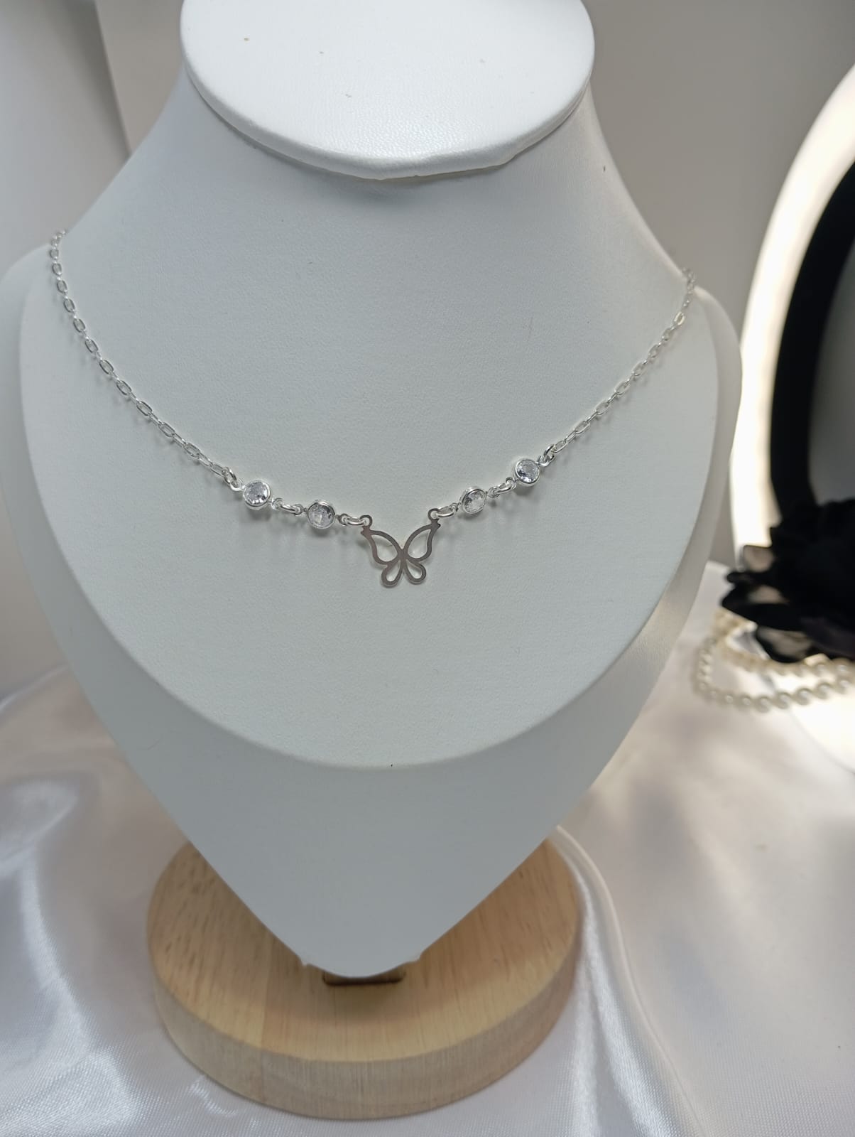 Gargantilha Borboleta com Quatro Pontos de Luz