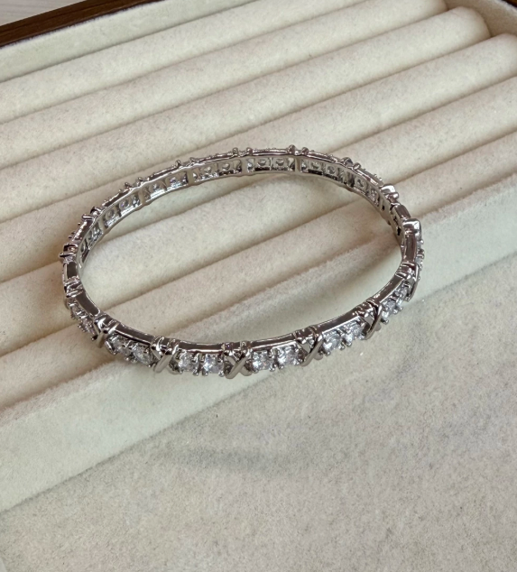 Bracelete inspiração X de zircônias banhado a prata