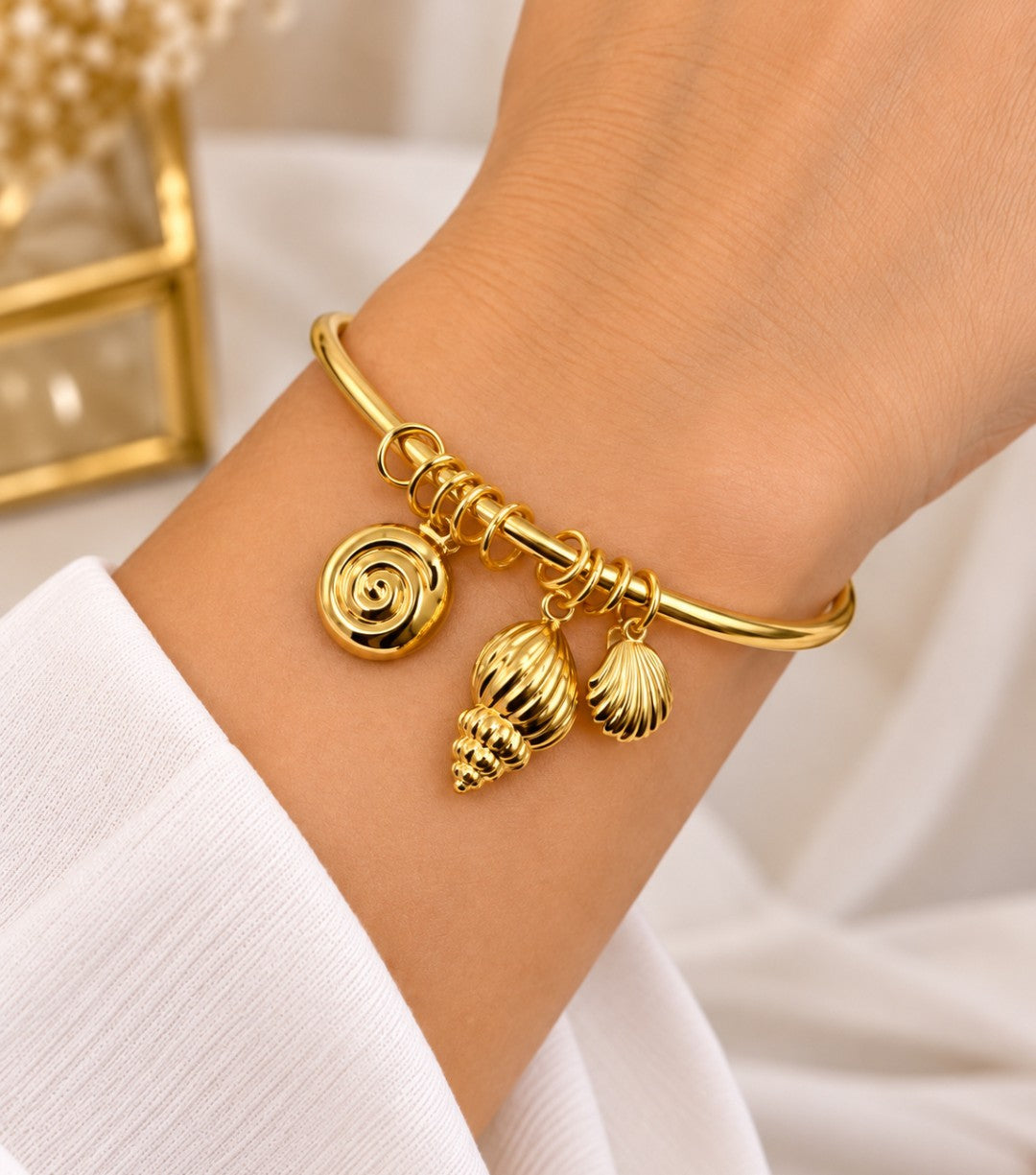 Bracelete com Pingentes Linha Mar Banhado a Ouro