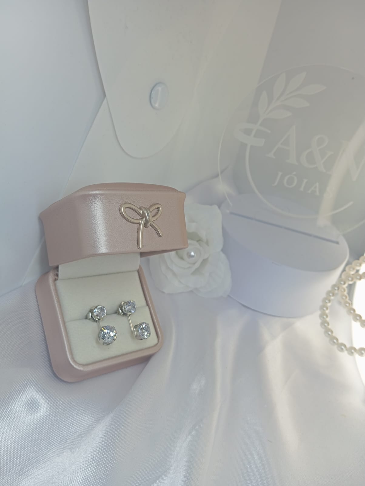 BRINCO CRISTAL EAR HOOK PONTO DE LUZ INSP. VIRGINIA