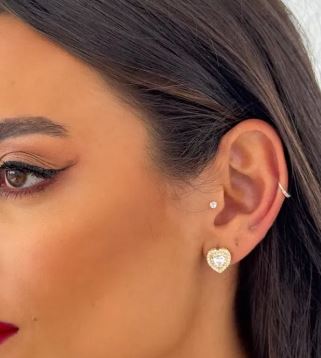 Brinco coração cravejado