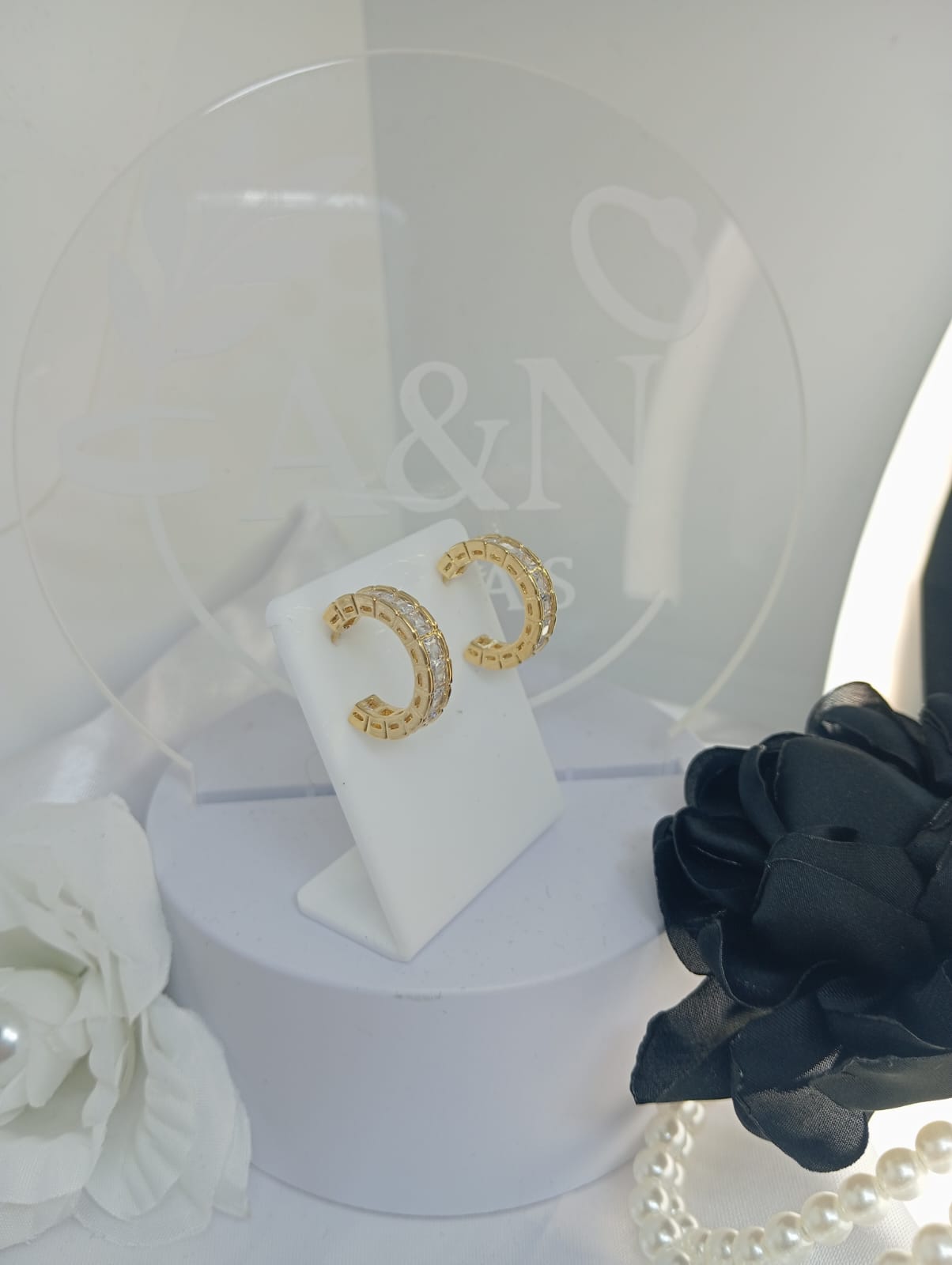 Brinco Meia Argola com Zircônia 4mm Folh. A Ouro