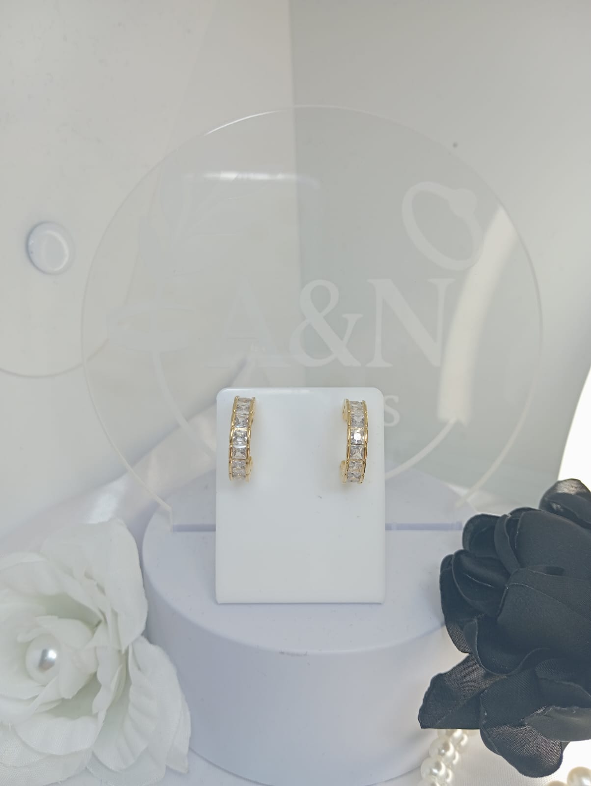 Brinco Meia Argola com Zircônia 4mm Folh. A Ouro