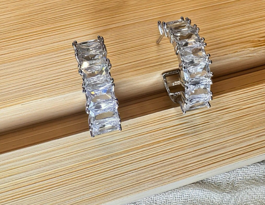 Brinco Meia Argola com Zircônias 20mm Folh. Ródio Branco