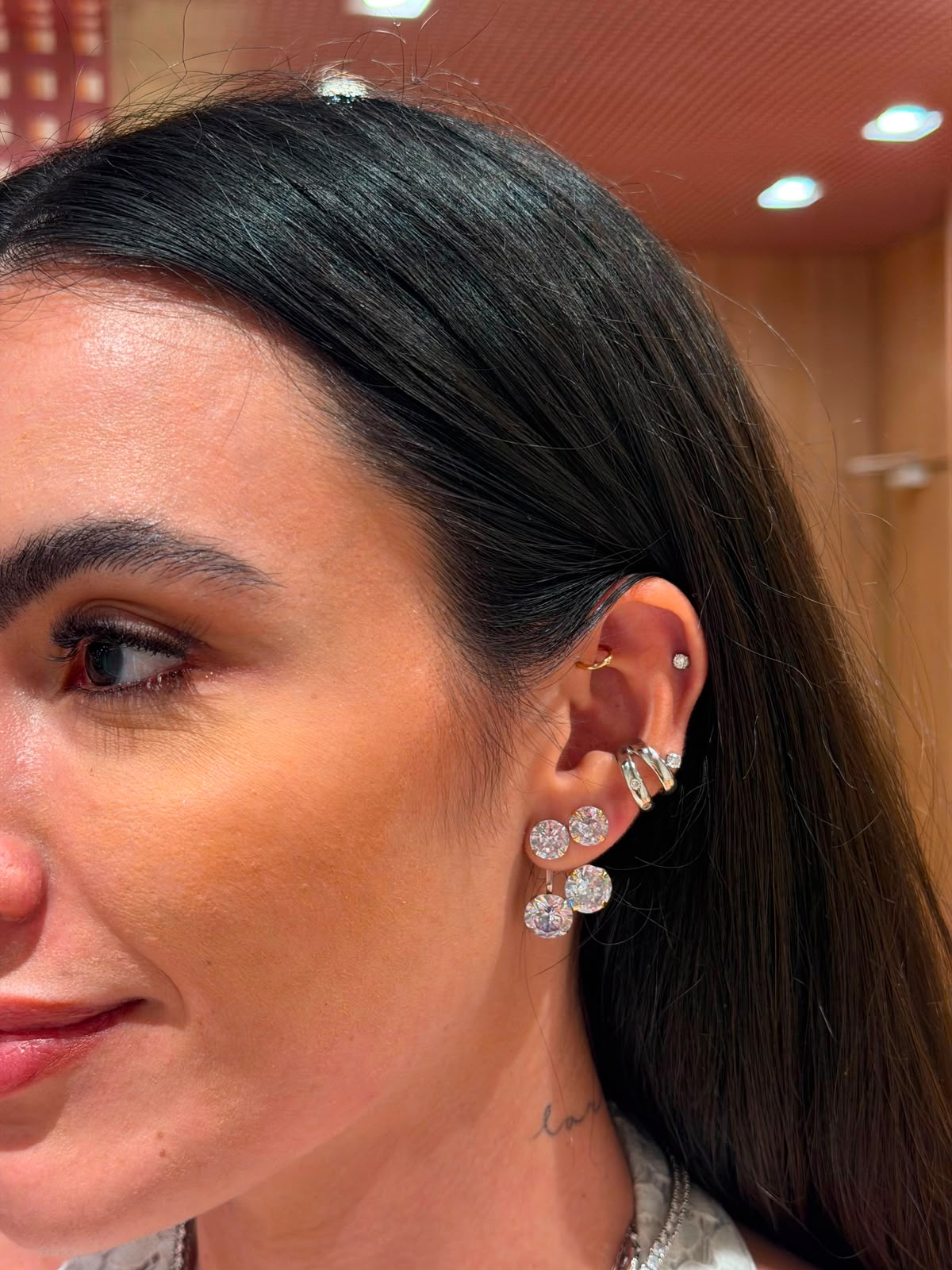 BRINCO CRISTAL EAR HOOK PONTO DE LUZ INSP. VIRGINIA