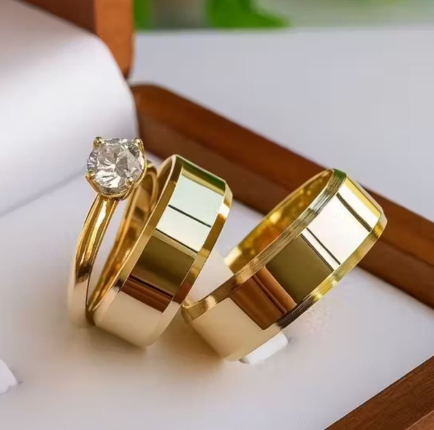 Par de Aliança Chanfrada Banhadas a Ouro + Solitário Tungstênio 8mm