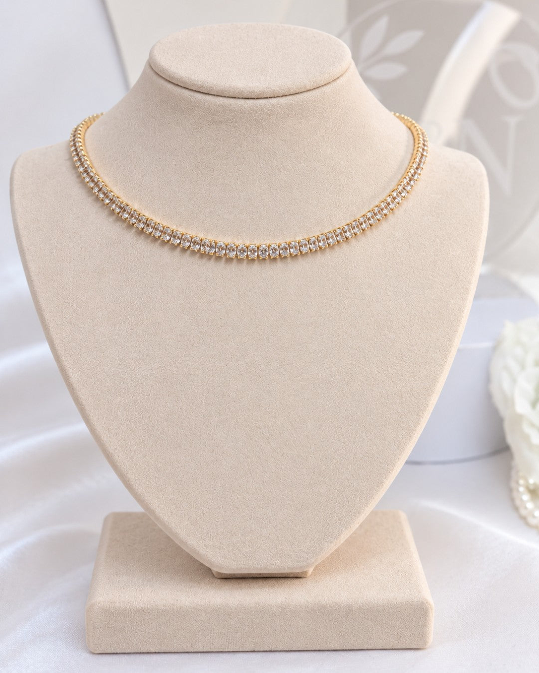 CHOCKER RIVIERA QUADRADA BANHADA A OURO