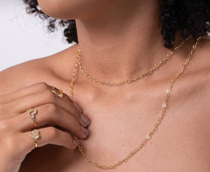 Colar choker mini corações entrelaçados banhado a ouro 18k