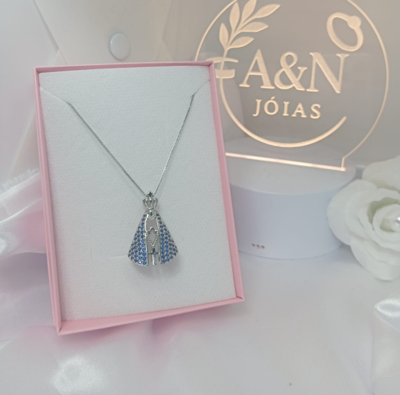 Colar Nossa Senhora Aparecida Duplo Manto Azul e Prata Cravejado Folh. A Ródio
