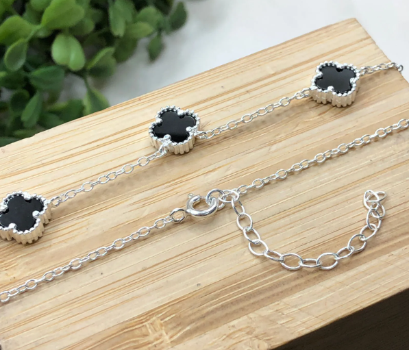 Corrente de prata 925 com 7 pingentes trevo 8mm