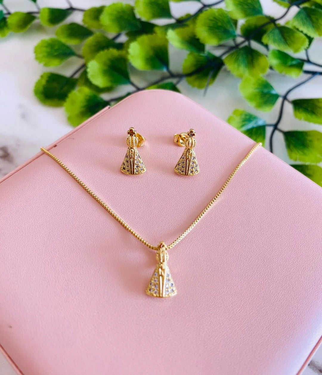 CONJUNTO NOSSA SENHORA MICRO ZIRCÔNIA BANH. OURO e RÓDIO
