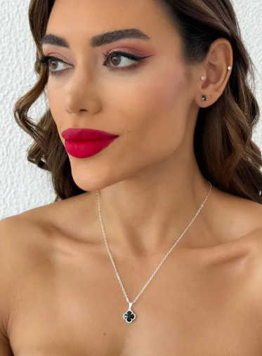 Conjunto Colar e Brinco Folheado a Ouro 18k e Prata Inspiração Vg. de Cristais