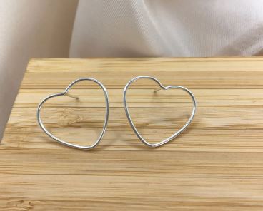 Brinco de prata 925 coração liso vazado