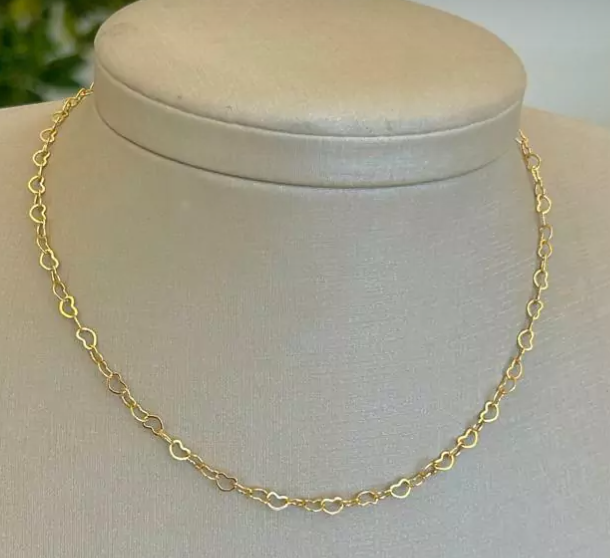 Colar choker mini corações entrelaçados banhado a ouro 18k