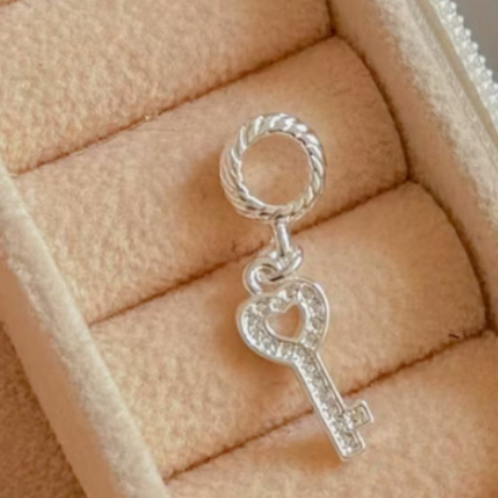 Berloque Chave Cravejada Banhada a prata