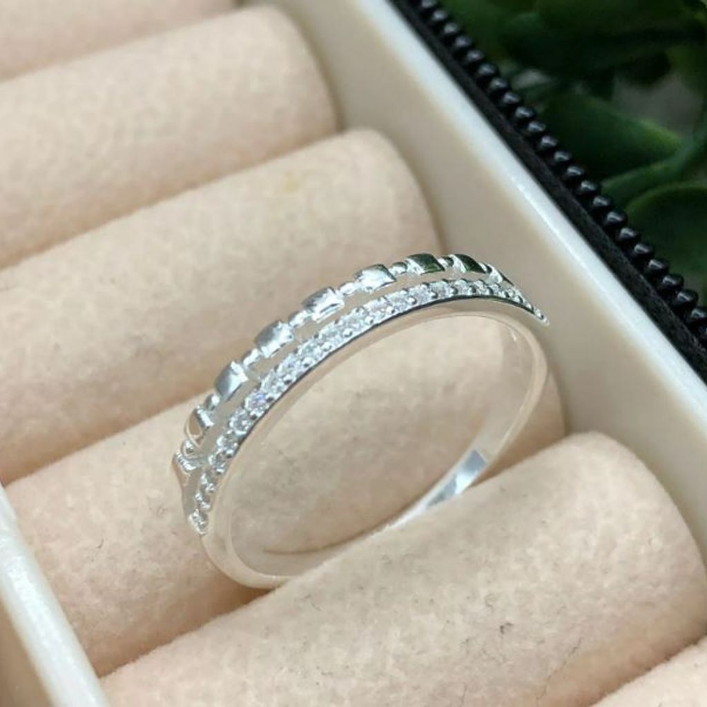 Anel de prata 925 com 1 filete cravejado e 1 trabalhado