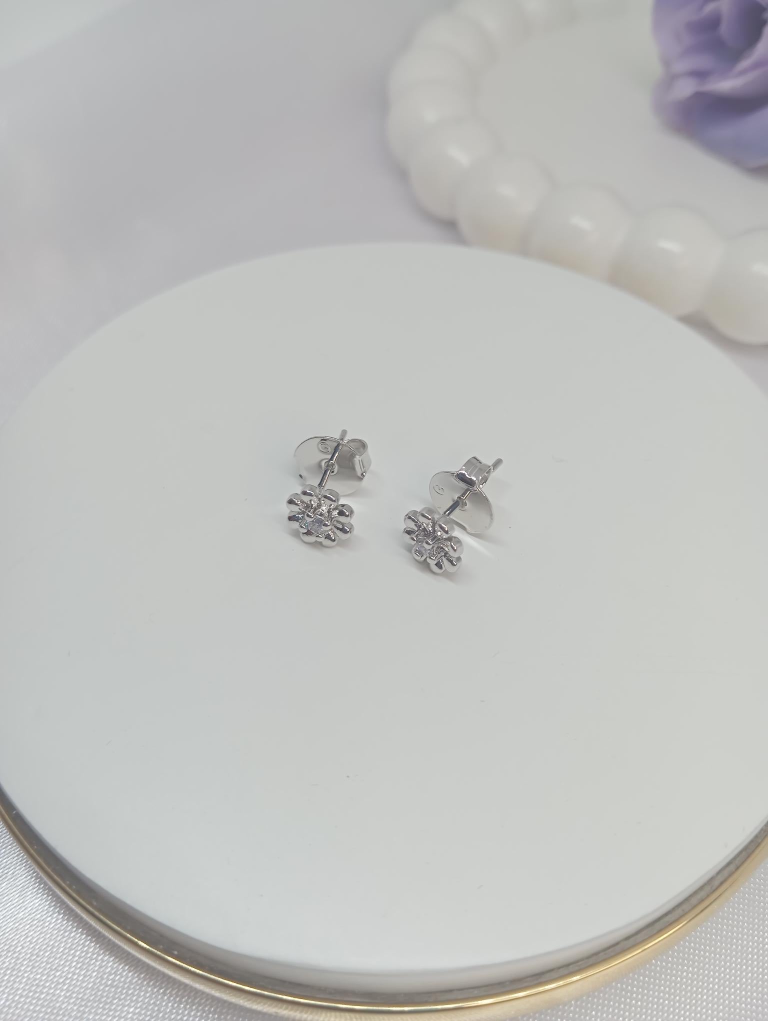 Brinco Flor Micro Zircônia Banhado a Ródio Branco