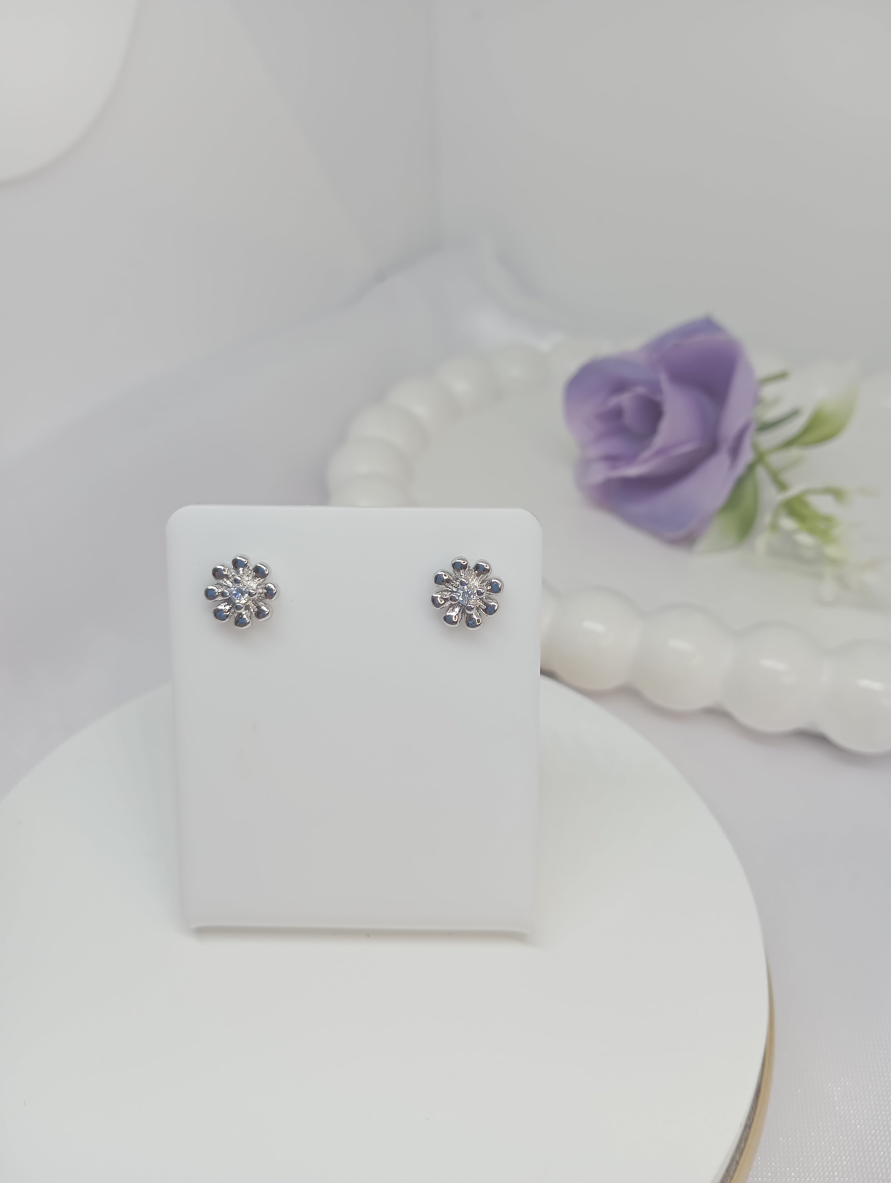 Brinco Flor Micro Zircônia Banhado a Ródio Branco