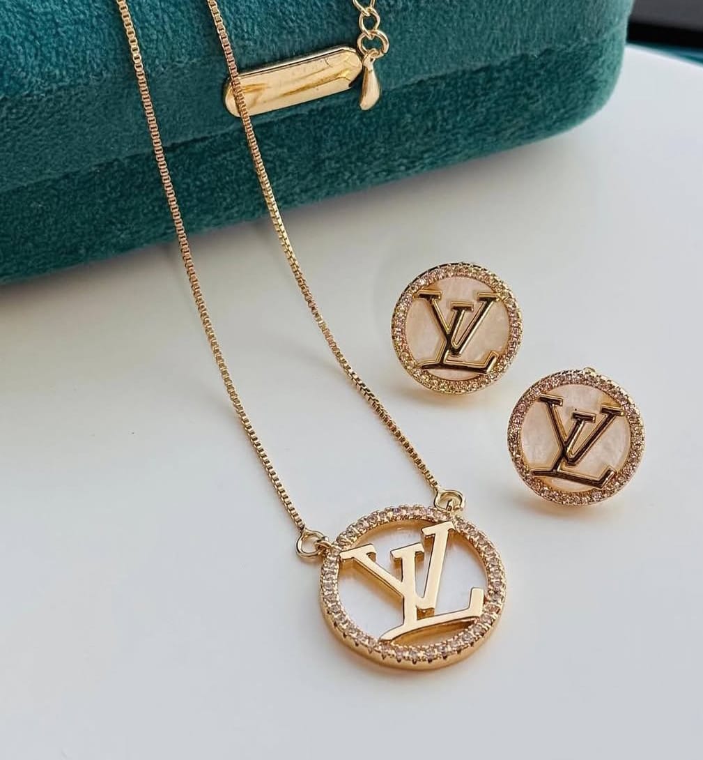 Conjunto Colar e Brinco Inspiração LV com Zircônia Folh. A Ouro