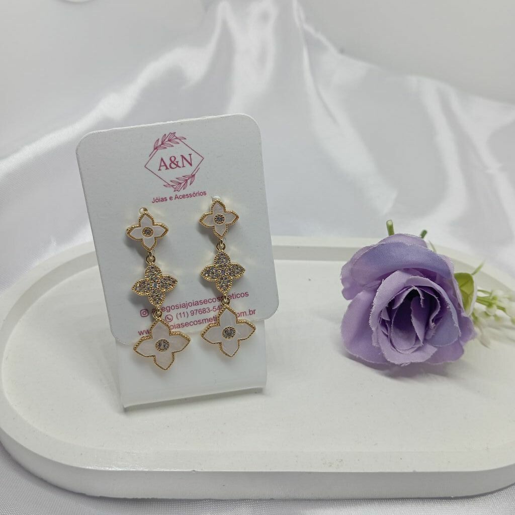 Brinco Madre Perola e Cravejado Folh. A Ouro Inspiração Van Cleef