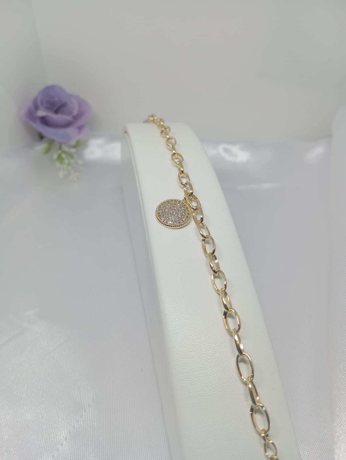 Pulseira Pingente Redondo Cravejado 13mm Folh. A Ouro