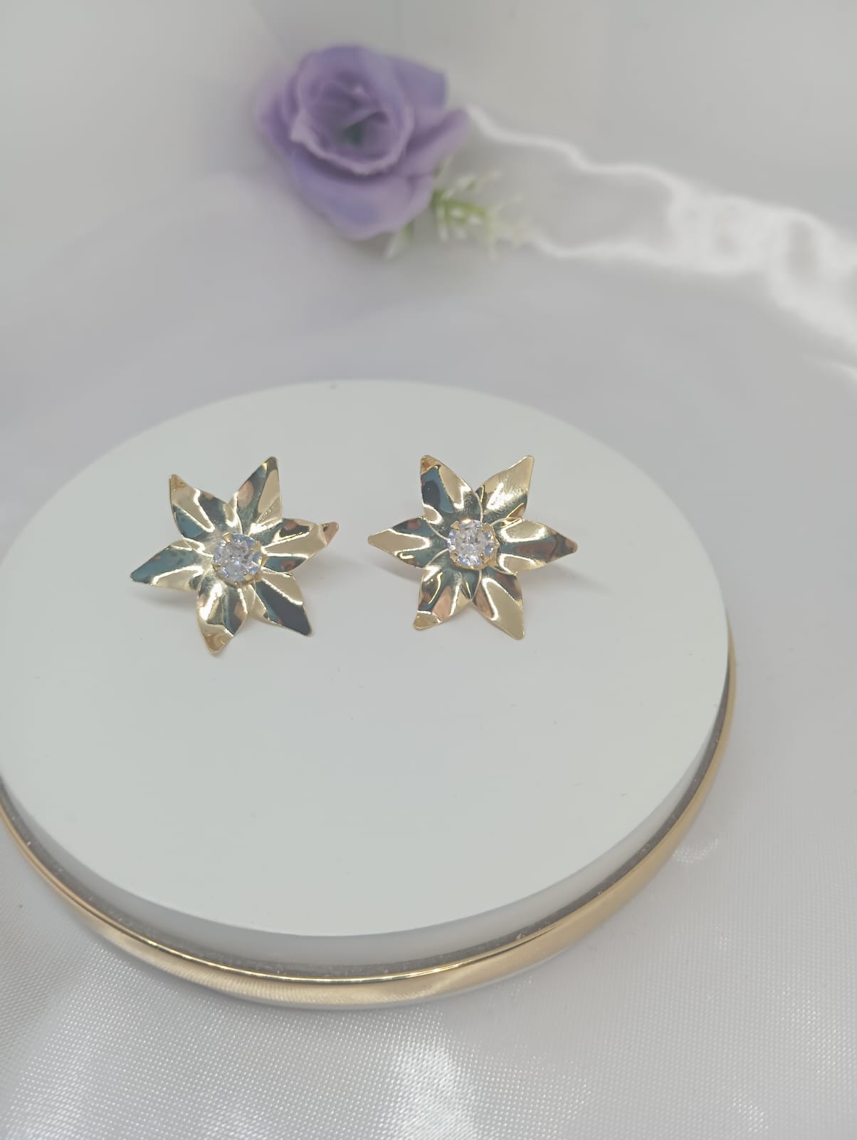 Brinco Flor + ponto de Luz Banhado a Ouro