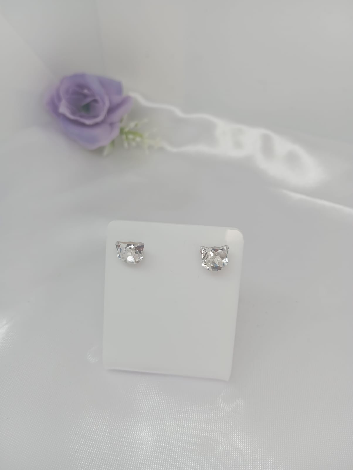 Brinco Ponto de Luz Gato 8mm Folh. Ródio