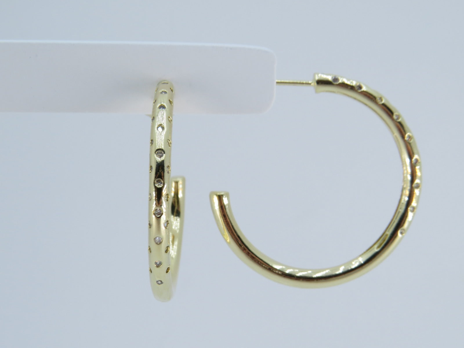 Brinco Meia Argola 31mm Folh. A Ouro Microzirconias