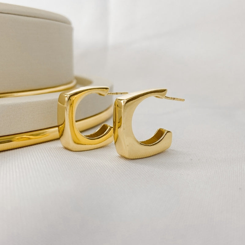 Brinco Meia Argola Quadrada Largo 20mm Folh. A Ouro