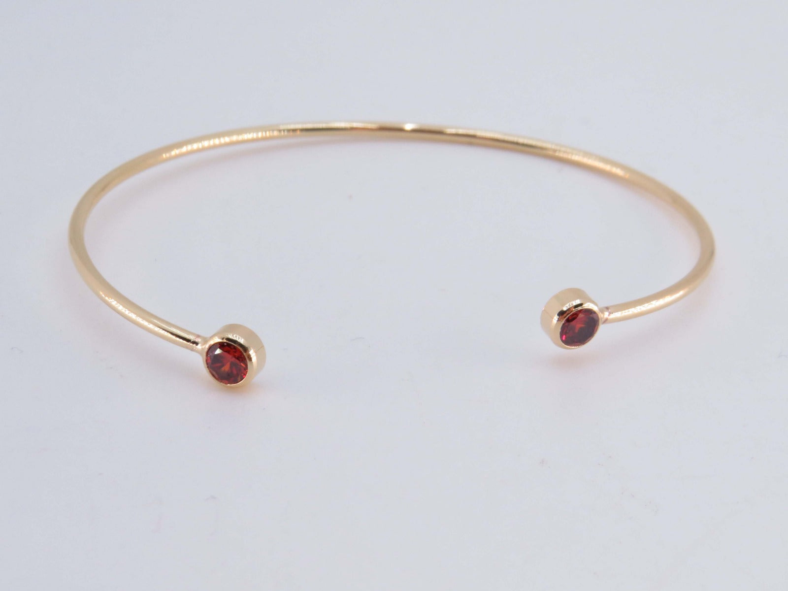 Bracelete Zirconias Vermelhas nas Pontas Folh. A Ouro