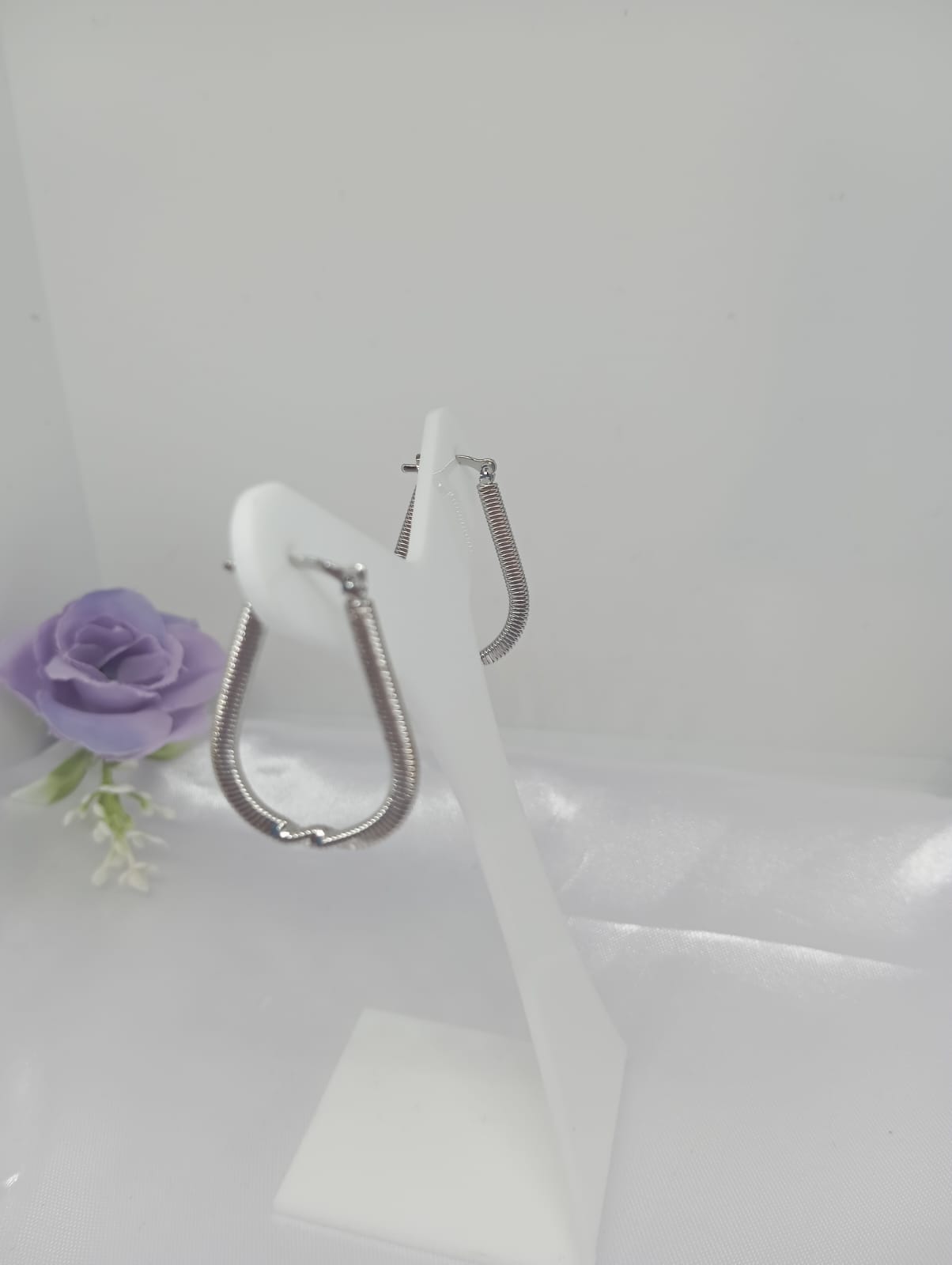 Brinco Argola Oval Frisado Folh. Ródio