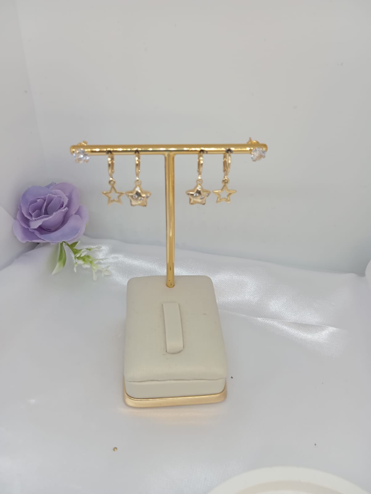 Brinco Trio Argolinhas com Pindurico Estrelas e Ponto de Luz Folh. A Ouro