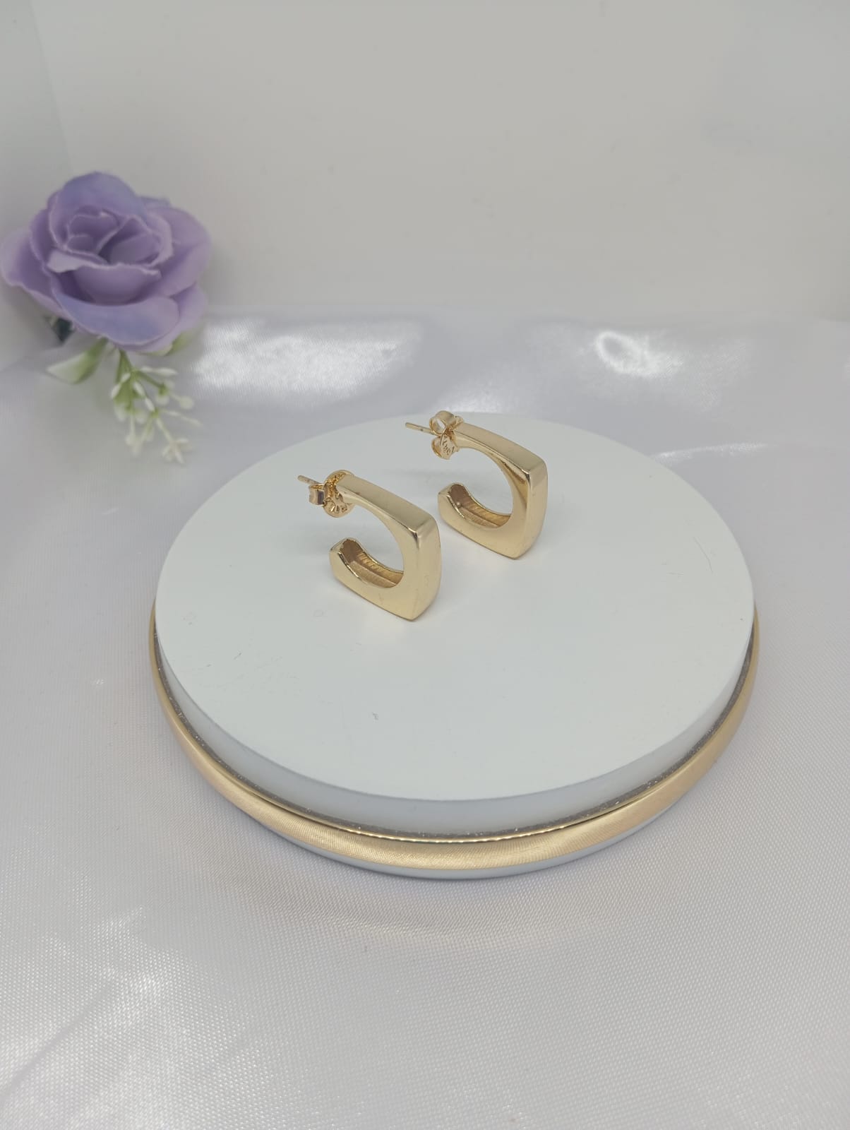 Brinco Meia Argola Quadrada Largo 20mm Folh. A Ouro