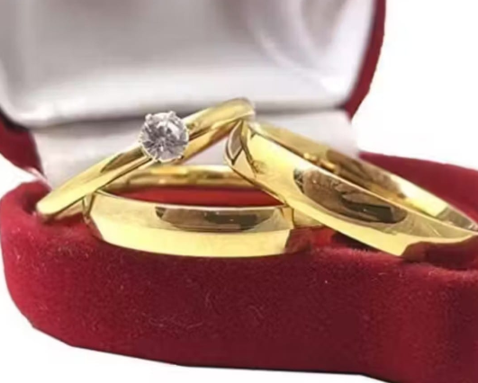 Par de Aliança Tungstênio 4mm Banhado a Ouro 18k + Solitário