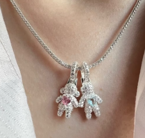 Colar Semi Jóia Banhado a Prata com 1 Pingente Menina e Menino Cravejados