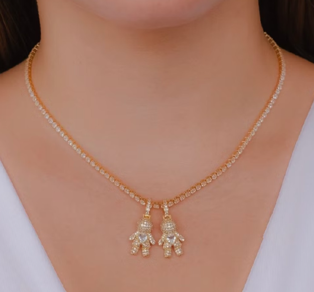 Colar Semi Jóia Banhado a Ouro com 1 Pingente Menina e Menino Cravejados