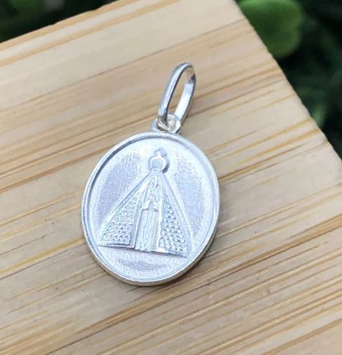 Pingente de prata 925 medalha oval n. sra. aparecida detalhada