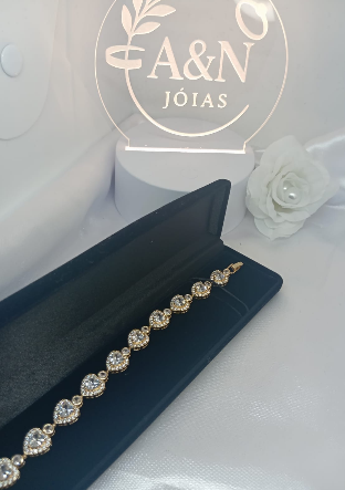 Pulseira Corações de Cristal com Borda Cravejado Folh. Ouro