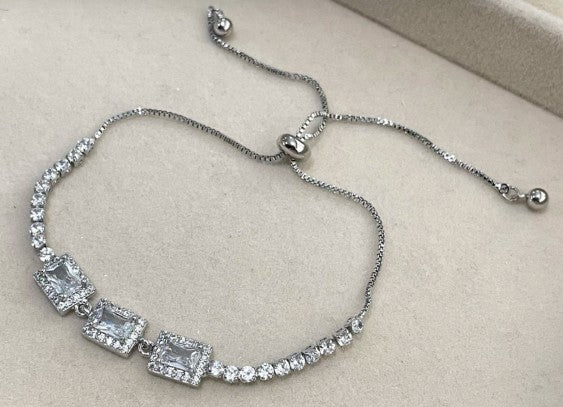Pulseira gravatinha de zircônias geométricos banhado a prata