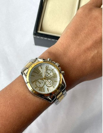 Relógio moderno prata e dourado