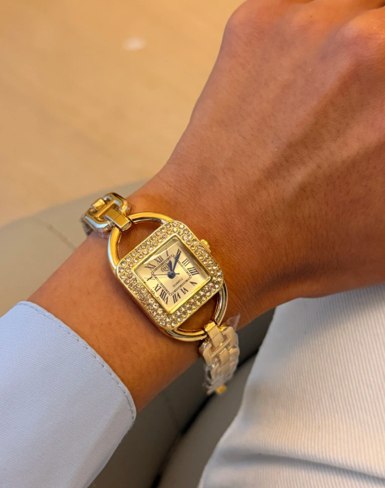 Relógio quadrado com corrente dourado e fundo branco inspiração Ct - a prova d’água