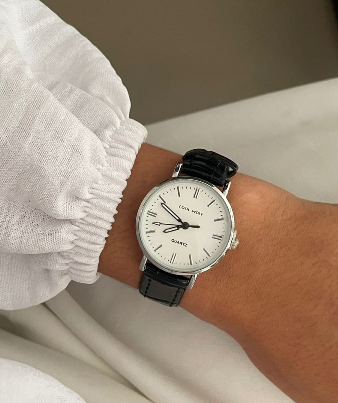 Relógio Pulseira Preta Redondo Fundo Branco Prata